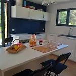 Maison Neuve , A Pied *