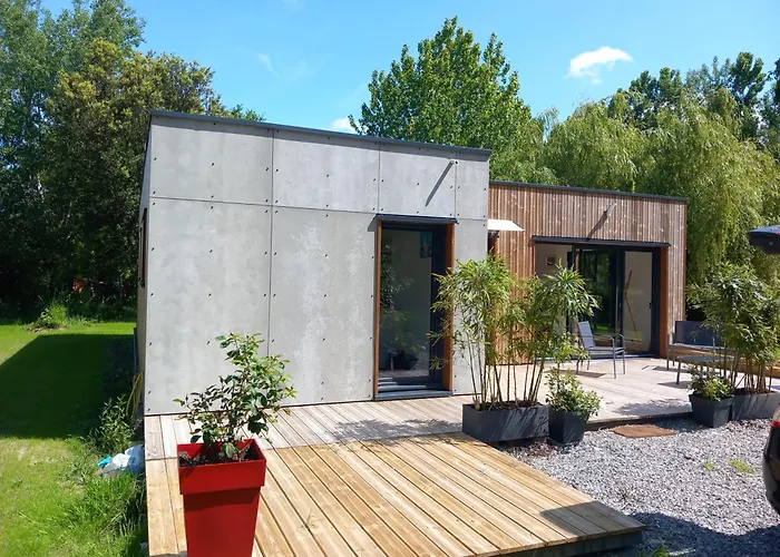 Maison Neuve , A Pied *